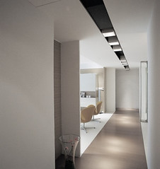 Elegant eingerichtetes Wohnzimmer mit abgestimmten Textilien und Wohnaccessoires